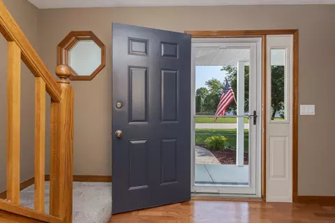 Entry Way - 1712 Royal Pointe Dr, Bloomington, IL 61704 photo 2 of 4
