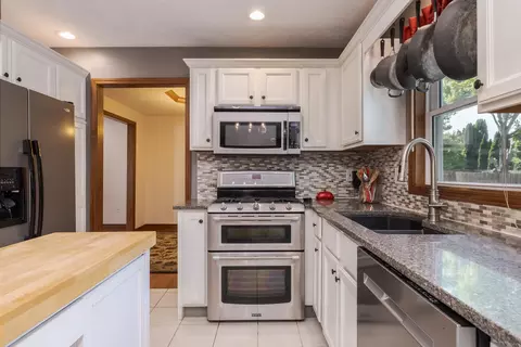 Kitchen - 1712 Royal Pointe Dr, Bloomington, IL 61704 photo 4 of 5