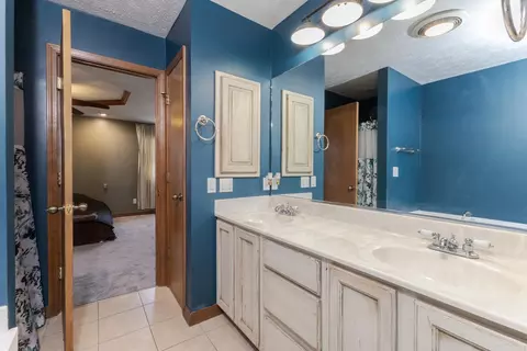 Bath - 1712 Royal Pointe Dr, Bloomington, IL 61704 photo 3 of 5