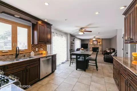 Kitchen - 9271 Birch Ave, Mokena, IL 60448 photo 2 of 2