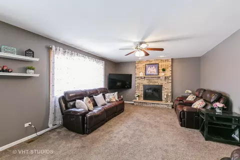 Living - 9271 Birch Ave, Mokena, IL 60448 photo 3 of 4
