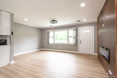 Living - 16568 Plainview Dr, Markham, IL 60428 photo 2 of 8