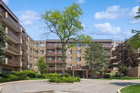 720 Wellington Ave #206, Elk Grove Village, IL 60007