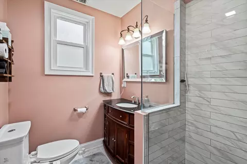 Bath - 6433 28th St, Berwyn, IL 60402 photo 2 of 3