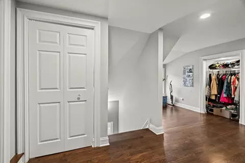 Entry Way - 6433 28th St, Berwyn, IL 60402 photo 2 of 4