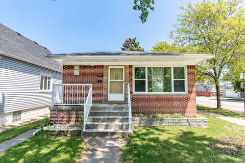 9965 S Escanaba Ave, Chicago, IL 60617