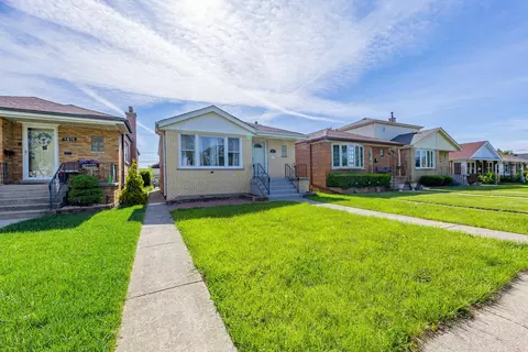 7817 Menard Ave, Burbank, IL 60459