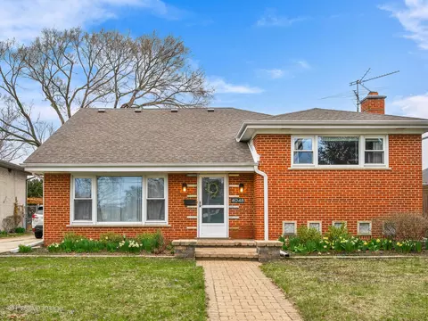 4048 W 105th St, Oak Lawn, IL 60453