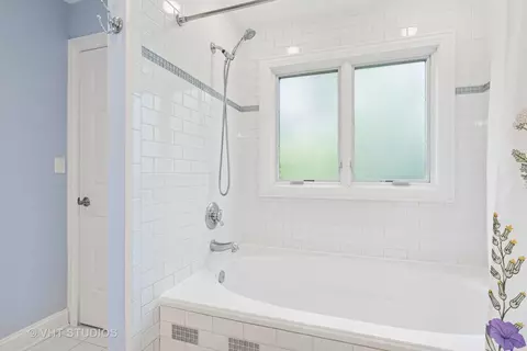 Bath - 720 Beaver Rd, Glenview, IL 60025 photo 2 of 4