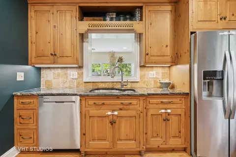 Kitchen - 720 Beaver Rd, Glenview, IL 60025 photo 2 of 2