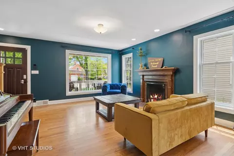 Living - 720 Beaver Rd, Glenview, IL 60025 photo 2 of 3