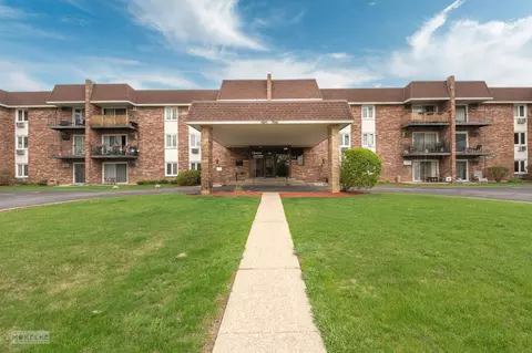 850 S Lorraine Rd #1A, Wheaton, IL 60189