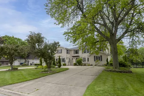 3745 Whirlaway Dr, Northbrook, IL 60062