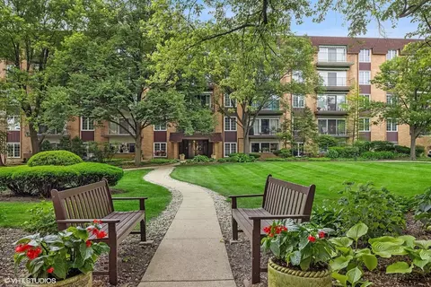 445 N Park Blvd #3D, Glen Ellyn, IL 60137