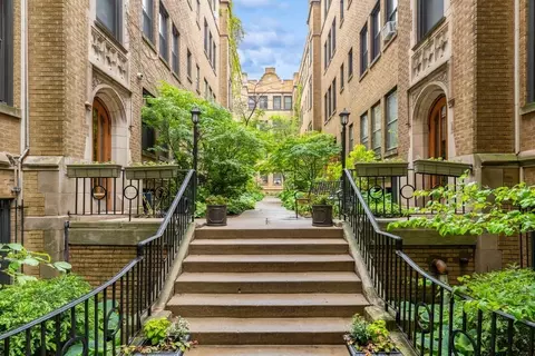 636 W Waveland Ave #1C, Chicago, IL 60613