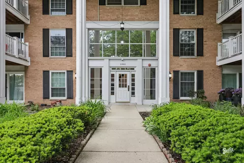 5500 Carriageway Dr #213, Rolling Meadows, IL 60008