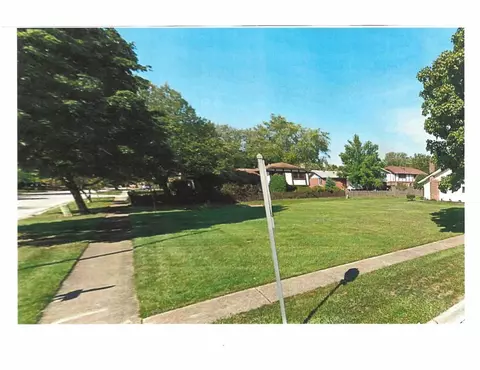 5740 Raintree Ln, Westmont, IL 60559