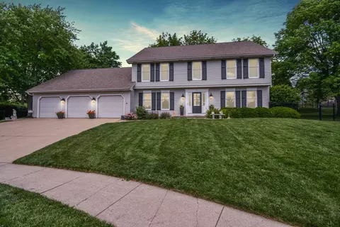 3 Wilshire Ct, Bloomington, IL 61704