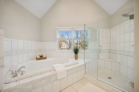 Bath - 630 Juniper Rd, Glenview, IL 60025 photo 2 of 4