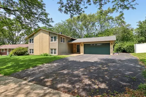 6100 Ridgeway Dr, Woodridge, IL 60517