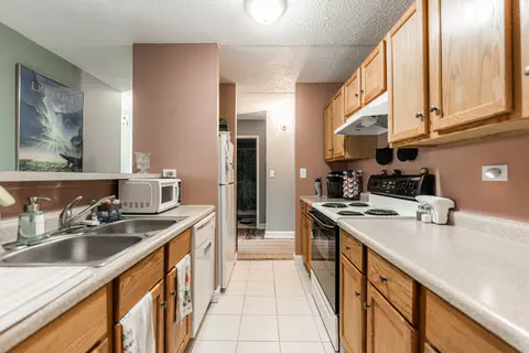 Kitchen - 5550 Astor Ln #123, Rolling Meadows, IL 60008 photo 2 of 2