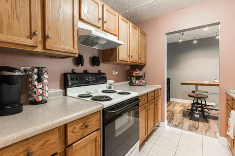Kitchen - 5550 Astor Ln #123, Rolling Meadows, IL 60008 photo 1 of 2