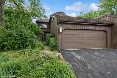 313 Woodview Rd, Lake Barrington, IL 60010