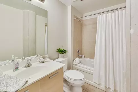 Bath - 111 S Morgan St #709, Chicago, IL 60607 photo 1 of 1