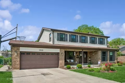 1910 E Crabtree Dr, Arlington Heights, IL 60004