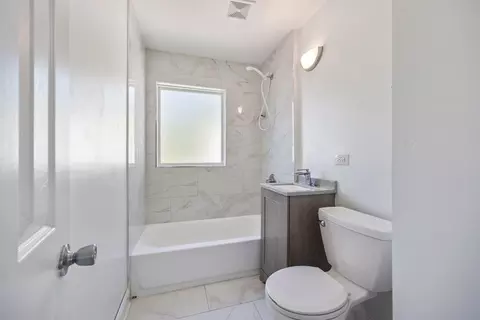 Bath - 916 5th Ave, Aurora, IL 60505 photo 1 of 1