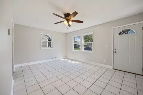 Living - 916 5th Ave, Aurora, IL 60505 photo 2 of 3