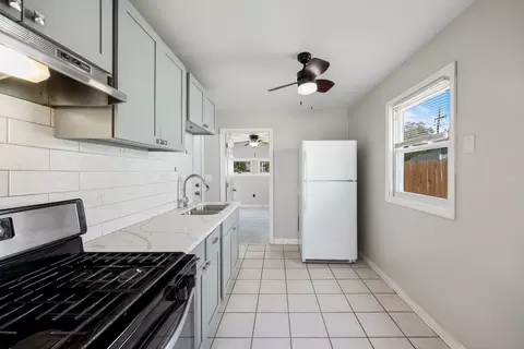 Kitchen - 916 5th Ave, Aurora, IL 60505 photo 1 of 3