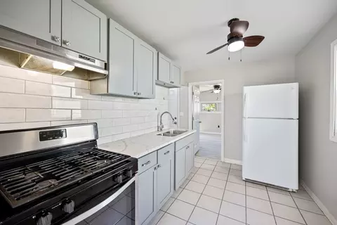 Kitchen - 916 5th Ave, Aurora, IL 60505 photo 2 of 3