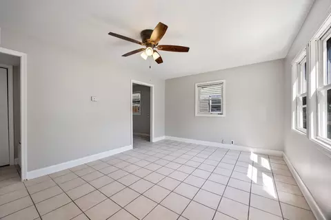 Living - 916 5th Ave, Aurora, IL 60505 photo 1 of 3