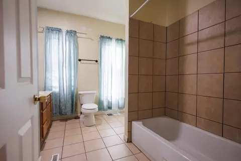 Bath - 385 N 7th Ave, Kankakee, IL 60901 photo 2 of 2