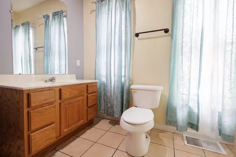 Bath - 385 N 7th Ave, Kankakee, IL 60901 photo 1 of 2