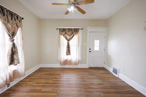 Living - 385 N 7th Ave, Kankakee, IL 60901 photo 2 of 5