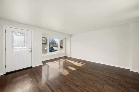 Living - 6 Mccarthy Rd #6, Park Forest, IL 60466 photo 2 of 8