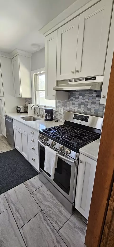 Kitchen - 3418 Pacific Ave, Gurnee, IL 60031 photo 4 of 4