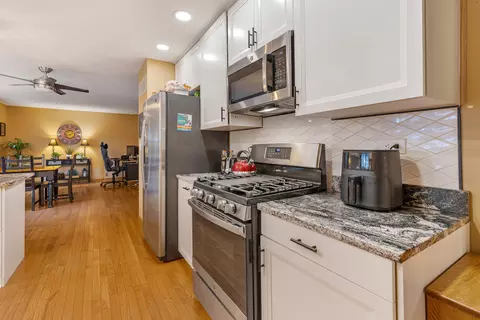 Kitchen - 67 Alice Ln, Algonquin, IL 60102 photo 3 of 4