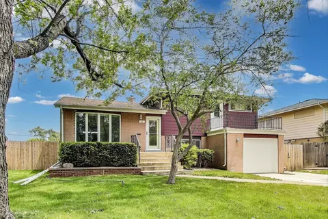 51 Julie Dr, Glenview, IL 60025