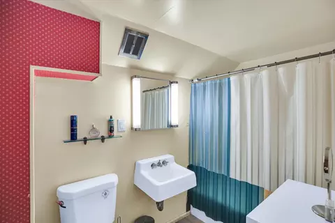 Bath - 310 Davidson Dr, Champaign, IL 61821 photo 5 of 6