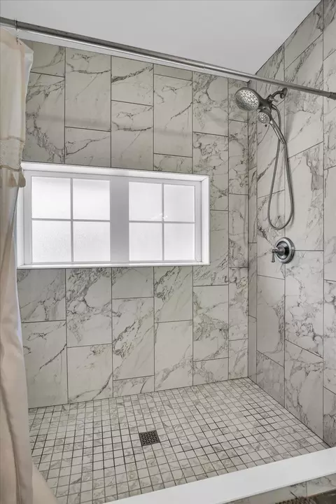 Bath - 310 Davidson Dr, Champaign, IL 61821 photo 2 of 6
