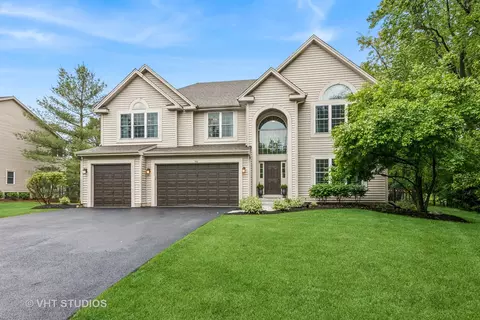 900 Legacy Rdg, Algonquin, IL 60102