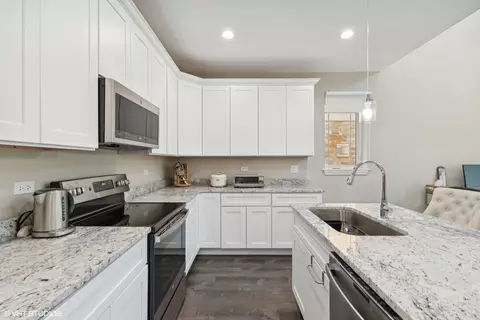 Kitchen - 75 Prairie Ct, Wheeling, IL 60090 photo 2 of 2