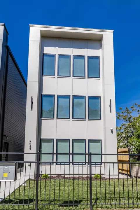 6048 S Eberhart Ave, Chicago, IL 60637 photo 2