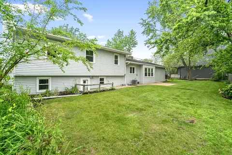 Exterior - 826 Iris Ln, Naperville, IL 60540 photo 3 of 5