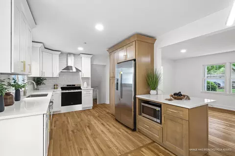 Kitchen - 826 Iris Ln, Naperville, IL 60540 photo 1 of 3