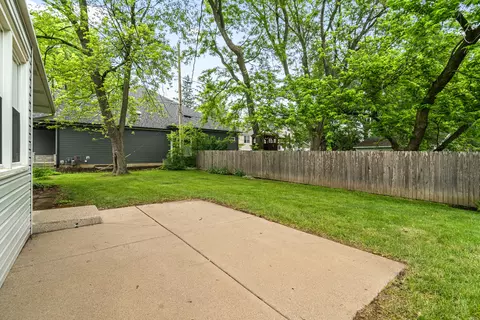 Exterior - 826 Iris Ln, Naperville, IL 60540 photo 2 of 5