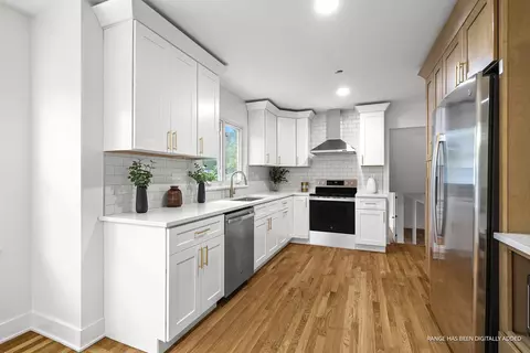 Kitchen - 826 Iris Ln, Naperville, IL 60540 photo 2 of 3